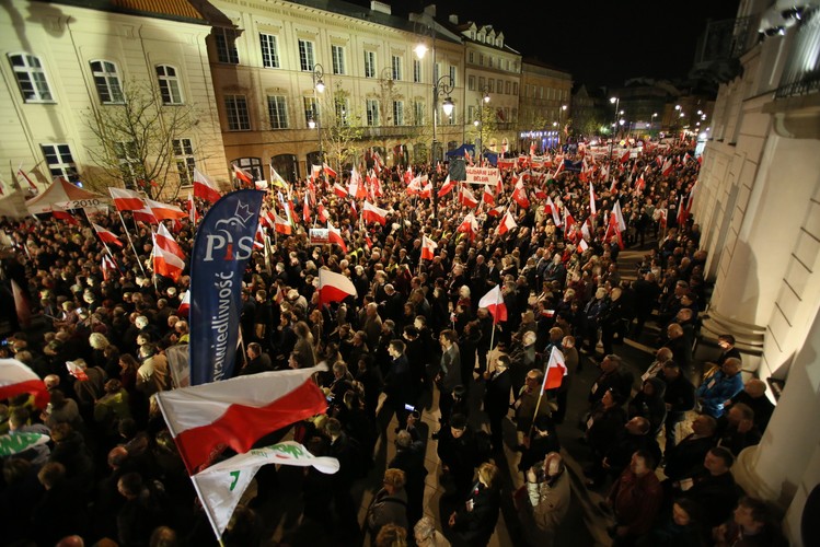 Obchody 7. rocznicy katastrofy smoleńskiej - wieczorne uroczystości przed Pałacem Prezydenckim.