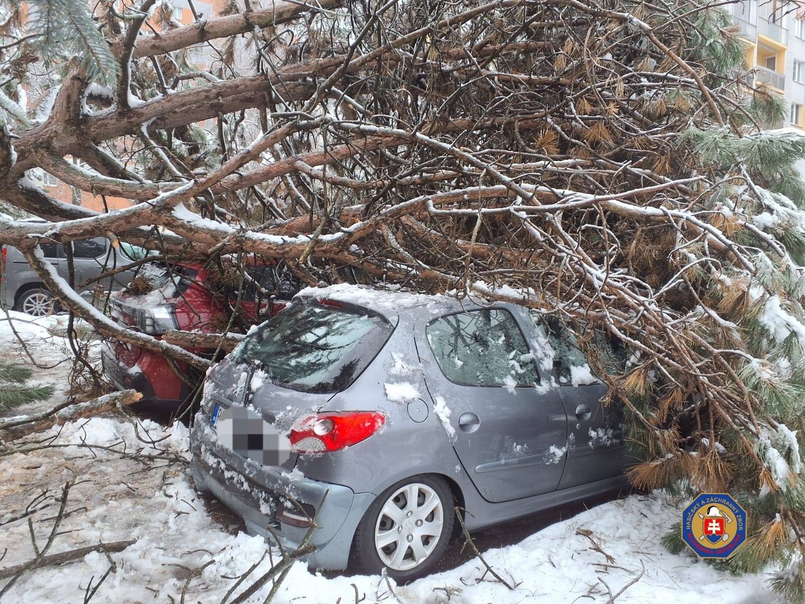  Hasiči v Banskobystrickom samosprávnom kraji mali plné ruky práce. 