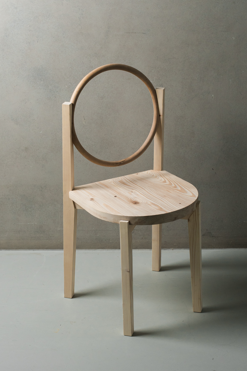 Tass Vince: Thom. A projekt célja egy bútor megtervezése volt egy kiválasztott Thonet alkatrész felhasználásával. Az elkészült szék robusztus, erőteljes formákból épül fel, amelyek közé a gőzzel hajlított Thonet-gyűrű enyhén megdöntve, háttámlaként illeszkedik. A gyűrű filigrán, légies jellege kontrasztot alkot a masszív szerkezettel, így kap hangsúlyos szerepet a kompozícióban.