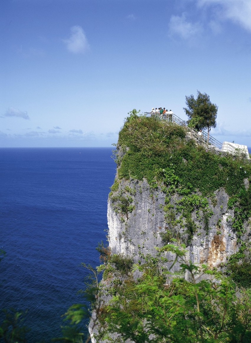 Vojnici su bacali burad sa herbicidima preko litica Guama u vodu
