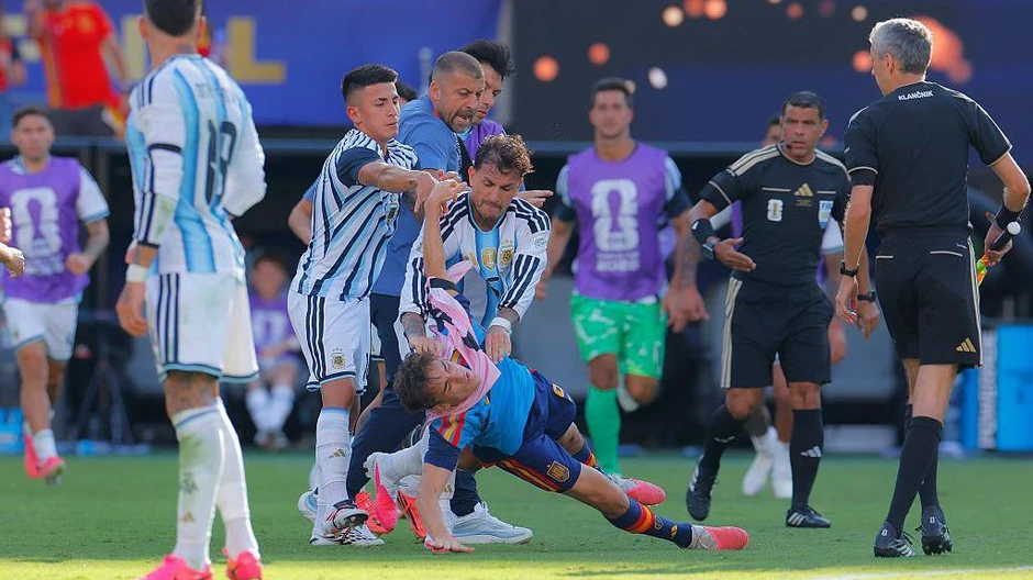 Lenadro Paredes je oborio Gavija na teren | Foto: Getty Images