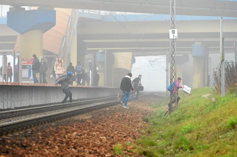 Ludzie skracają sobie drogę do pracy na stacji PKP Służewiec