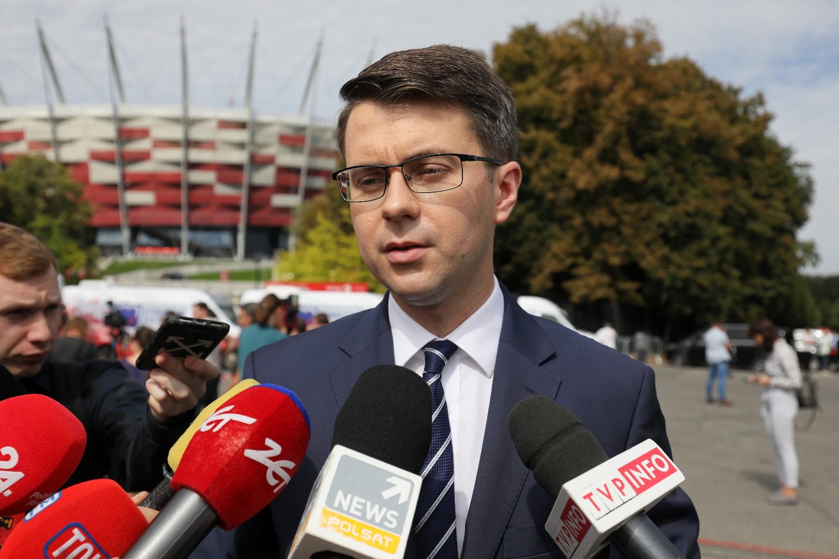 W tej chwili Lewica czy PO biją w bęben, twierdząc, że powinniśmy zaakceptować warunki neutralności klimatycznej w 2050 r. Ale bez konkretnej obietnicy, jakie będą środki na transformację energetyczną, byłoby to niezgodne z polską racją stanu - powiedział rzecznik rządu Piotr Müller