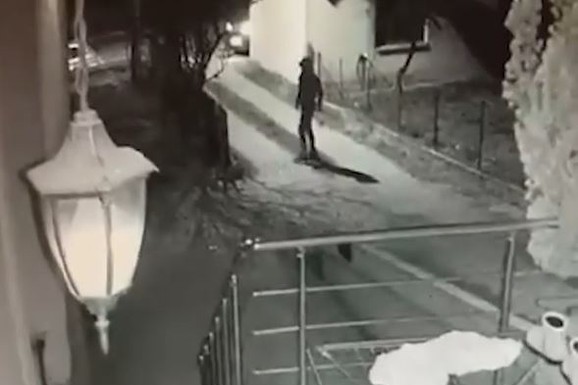 (FOTO, VIDEO) Advokatu Hadži Dejanu Stankoviću zapaljen automobil u Vladičinom Hanu: Kamere snimile nekoliko mladića na delu