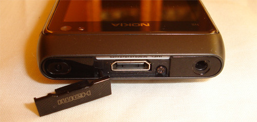 U góry skromnie ukryte gniazdo Mini HDMI - jedna z wielu zalet tego smartfonu