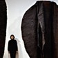 Magdalena Abakanowicz ze swoją pracą „Abakan brązowy (sizal), 1969-1972 