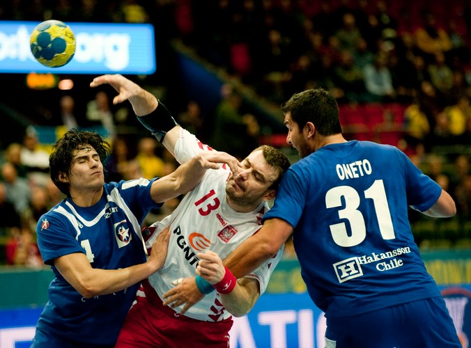 Polscy płkarze ręczni grają z drużyną Chile podczas mistrzostw świata w Szwecji