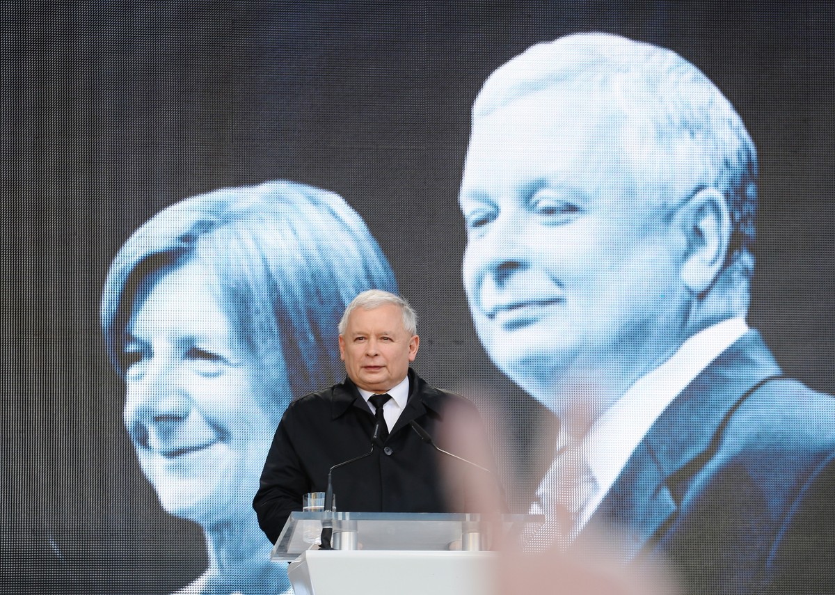 Jarosław Kaczyński przemawiał przez Pałacem Prezydenckim