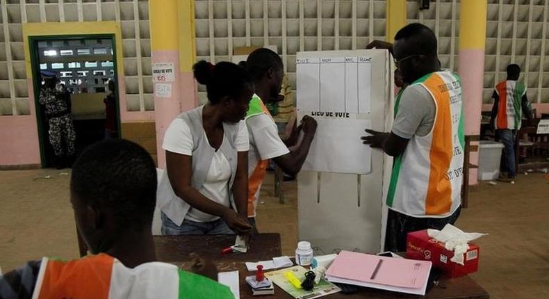 Polling agents count ballots at a polling station during the referendum for a new constitution, in Abidjan, Ivory Coast October 30, 2016. 