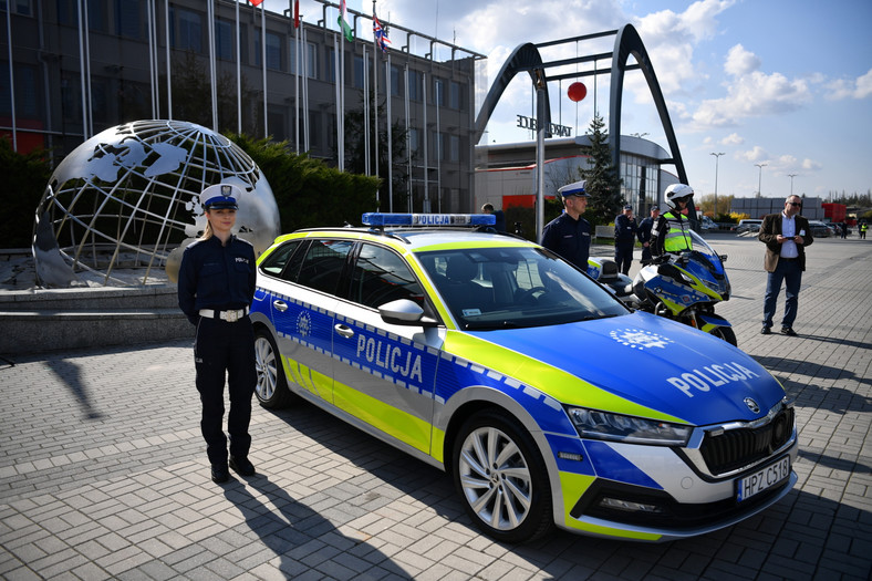 Nowe radiowozy i motocykle polskiej policji