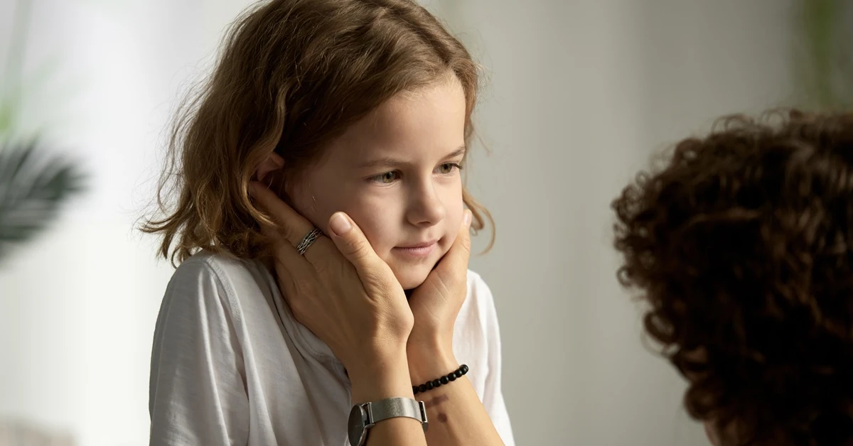 Jak rozmawiać z dzieckiem o wojnie i innych zagrożeniach? [Poradnik]