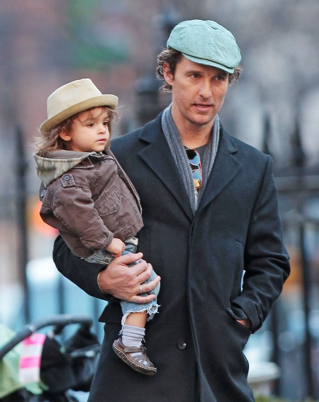 Matthew McConaughey z rodziną w parku
