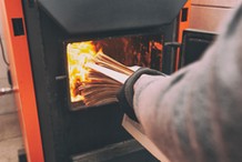 Gorzka niespodzianka dla korzystających z kominków i centralnego ogrzewania. Można zapłacić wysoką grzywnę