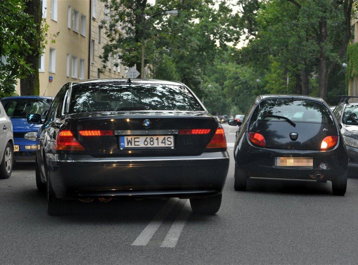 Minister Tuska - tropi korupcję i… łamie prawo w BMW