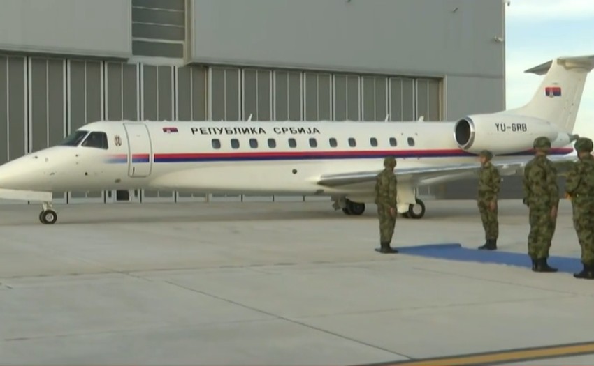 Avion koji prevozi telo Ratka Mladića