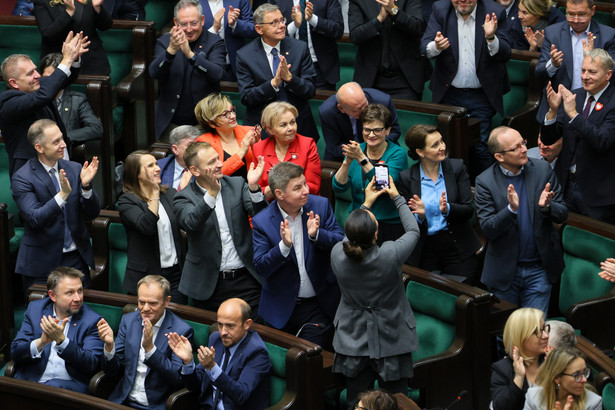 Posłowie KO na sali obrad Sejmu w Warszawie, 29 bm. Sejm uchwalił nowelizację ustawy dotyczącą finansowania in vitro z budżetu państwa