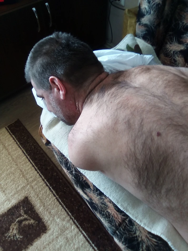  Istrčao za mnom i sa leđa me dva puta uradio pesnicom, prvi put u glavu, drugi u vrat, kaže Hanić