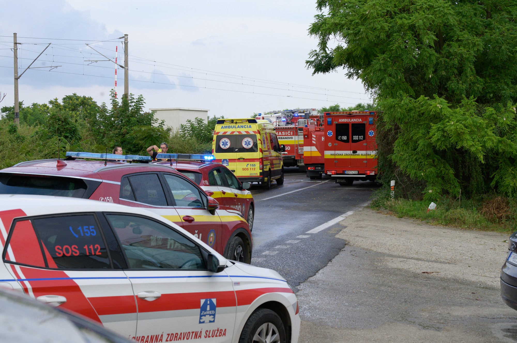 Nehoda vlaku s autobusom pri Nových Zámkoch si vyžiadala obete.