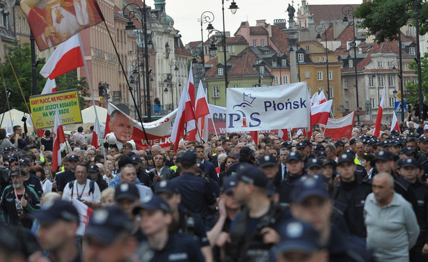 86. miesięcznica smoleńska na Krakowskim Przedmieściu. Marsz pamięci PiS i kontrmanifestacja Obywateli RP