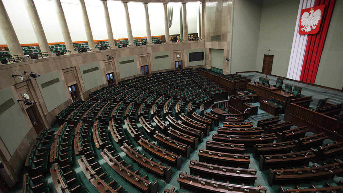 13 dyrektorów Małopolskiego Urzędu Wojewódzkiego straciło swoje stanowiska w wyniku nowelizacji ustawy o służbie cywilnej. Część stanowisk objęły nowe osoby, część pozostaje nadal nieobsadzona. Według przyjętej niedawno ustawy przy obsadzie nie obowiązuje już procedura konkursowa, lecz mianowanie.