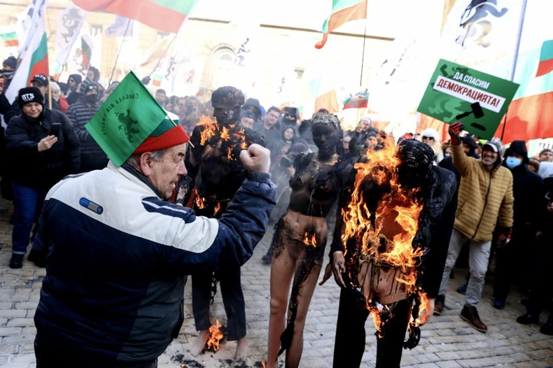 Zapaljene lutke na protestu Preporoda protiv ulaska u evrozonu ispred Bugarske nacionalne banke u Sofiji 22. februara
