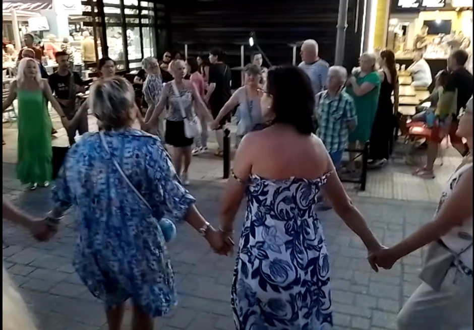 Srbi zaigrali kolo u Paraliji