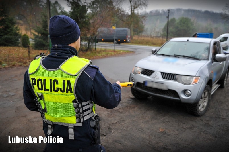 Policja kontroluje kierowcę