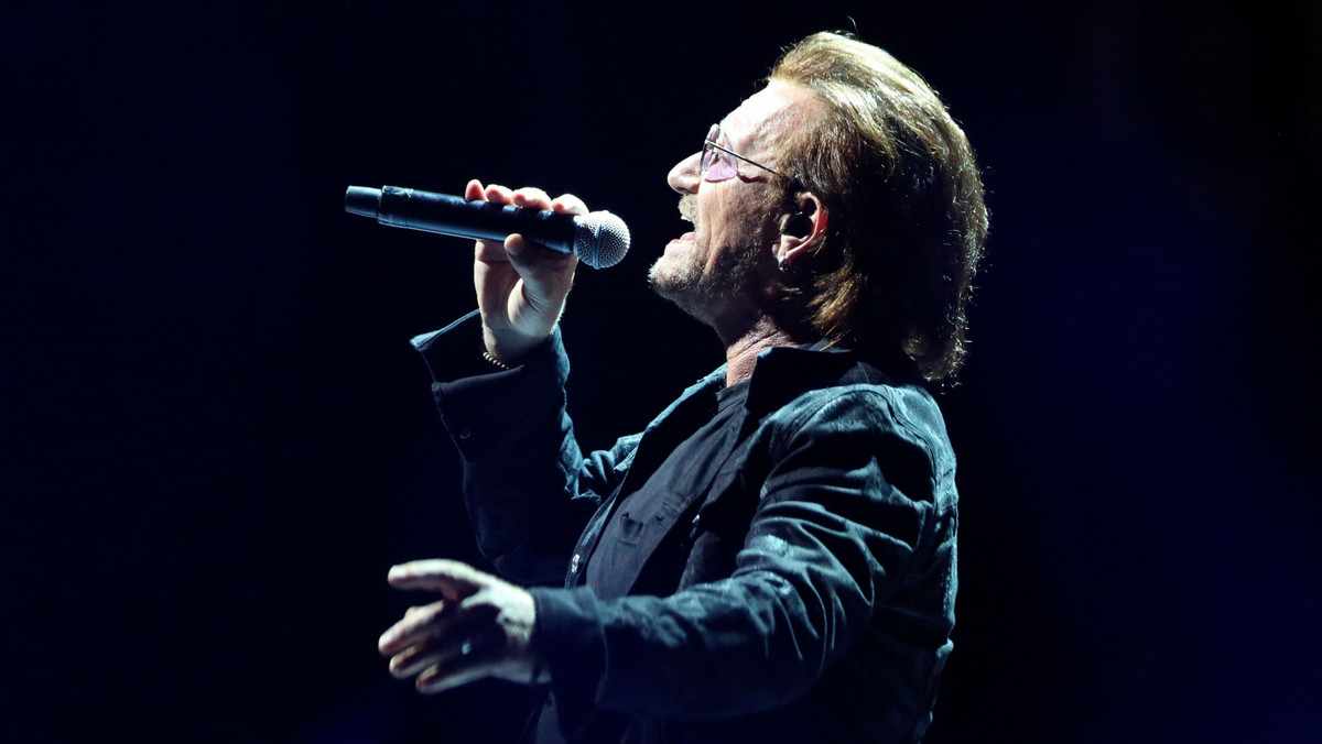 Rozmowa z Bono — liderem grupy U2, współscenarzystą filmu "The Million Dollar Hotel" — Zawsze szukałem pereł w błocie. Odkrycie piękna jest tym, czego pragnie każdy artysta. I nie chodzi o fotografię mody, gdzie jest to oczywiste — masz piękną twarz i mówisz, że jest piękna. Tak jest najłatwiej. Zadaniem artysty jest odszukanie piękna w niezwykłych miejscach. Wkroczyć prosto do filmowej stolicy USA, ominąć Hollywood, pójść w dół miasta... Fajnie jest udać się do dzielnicy, gdzie ludzie nie chodzą po zmroku, znaleźć trochę piękna, światła, koloru w Million Dollar Hotel.