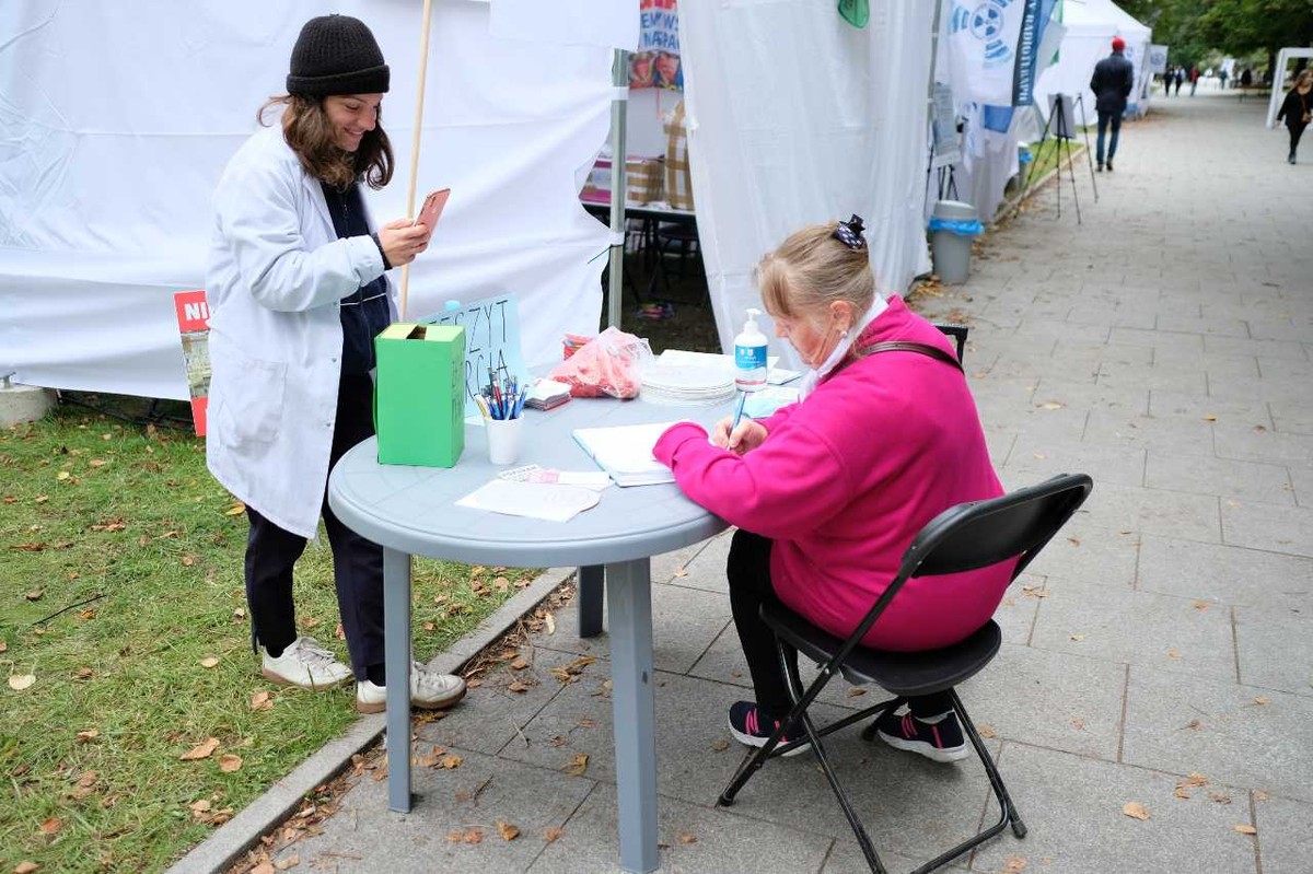 Białe miasteczko przed KPRM w Warszawie