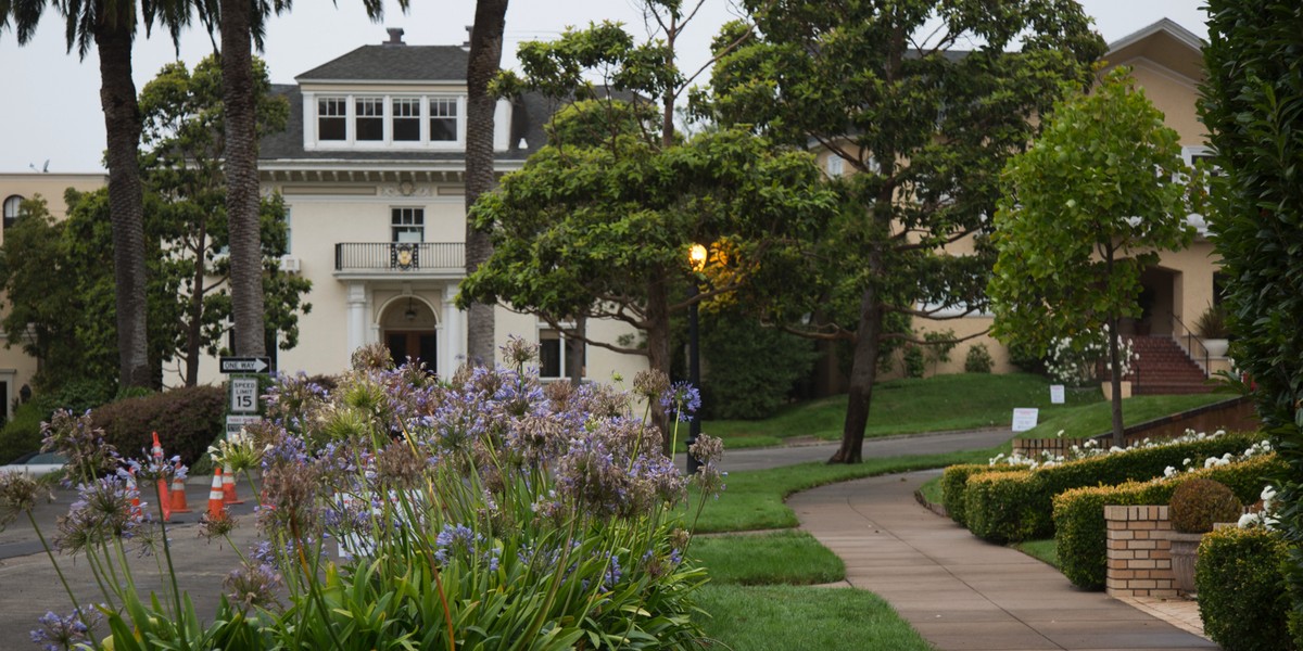 A couple bought one of the most exclusive streets in San Francisco for $90,000 — now the rich homeowners are fighting back