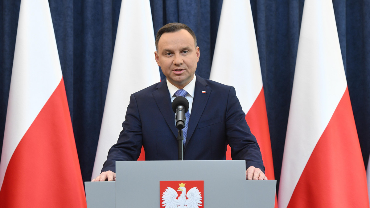 Rzecznik prezydenta Andrzeja Dudy Krzysztof Łapiński powiedział, że prezydent nie przyznał sobie, ani nie otrzymał żadnej nagrody w czasie pełnienia swoich funkcji. Zaproponował, by dziennikarze rozliczyli z przyjętych nagród ministrów Bronisława Komorowskiego.