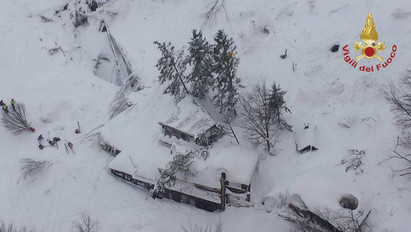 Olasz lavina: újabb holttesteket emeltek ki a romok közül