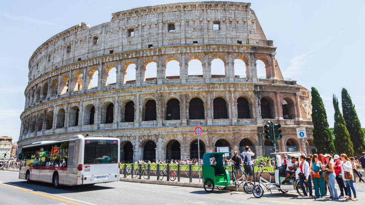 W Rzymie postanowiono zaostrzyć walkę z plagą jazdy komunikacją miejską bez biletu. W metrze zainstalowane zostaną nowe podwójne bramki kontrolne przy wejściu i wyjściu. Przygotowano też telewizyjną kampanię zachęcającą do kupowania biletów.