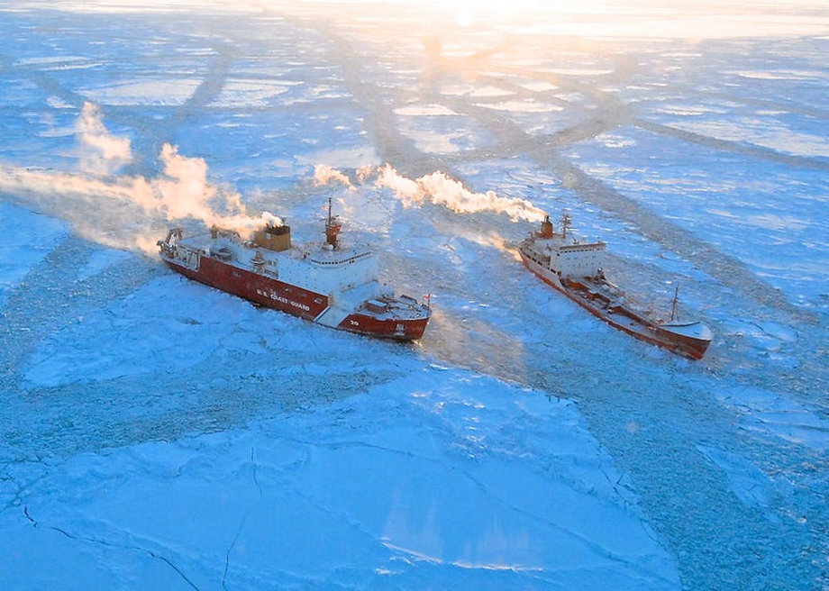 Amerykański lodołamacz Healy zbliża się do rosyjskiego tankowca Renda w trakcie operacji rozbijania pokrywy lodowej, Alaska, 10 stycznia 2012