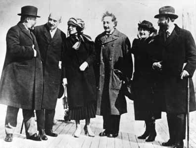 Albert Einstein z żoną Elzą Einstein i przywódcami syjonistycznymi, w tym przyszłym prezydentem Izraela Chaimem Weizmannem, jego żoną Verą Weizmann, Menachemem Ussishkinem i Ben-Zionem Mossinsonem po przybyciu do Nowego Jorku w 1921 r.