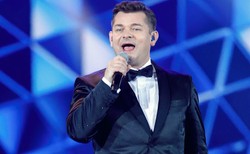 Benefis Zenka Martyniuka w TVP. Jacek Kurski szalał pod sceną i zaśpiewał z jubilatem [WIDEO]