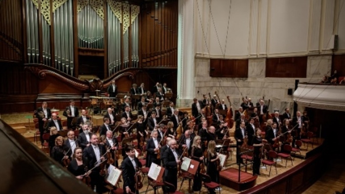 <strong>Orkiestra Filharmonii Narodowej zaplanowała ostatnie w tym roku wydarzenie artystyczne - specjalny Koncert Sylwestrowy. Transmisja koncertu odbędzie się 31 grudnia o godz. 20.00 na antenie Programu 2 Polskiego Radia. Na to wyjątkowe przedstawienie muzyczne zaprasza mecenas Filharmonii Narodowej i sponsor koncertu - PGE Polska Grupa Energetyczna.</strong>