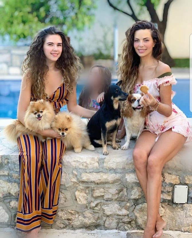 Nikolina Pišek sa ćerkama 