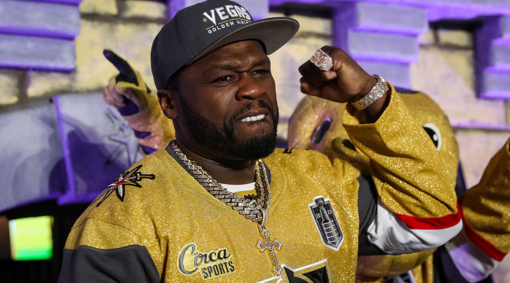 50 Cent, amerikai rapper megszólaltatja a szirénát a 2023-as NHL Stanley-kupa döntőjének ötödik meccsében, a Vegas Golden Knights és a Florida Panthers között június 13-án Las Vegasban, Nevadában / Fotó: Getty Images