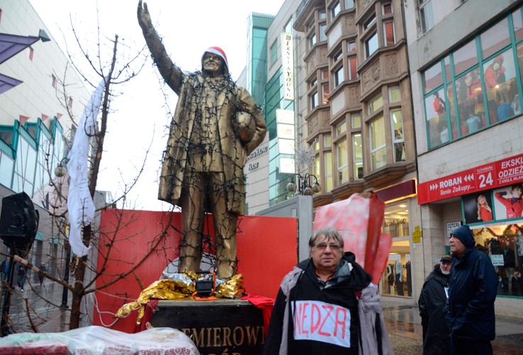 Złoty Donald Tusk w mikołajowej czapie