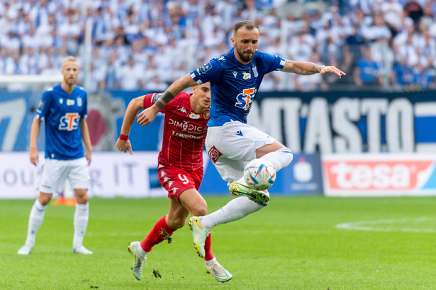 Zawodnik Lecha Poznań Nika Kwekweskiri (P) i Jordi Sanchez (C) z Widzewa Łódź podczas meczu 8. kolejki piłkarskiej Ekstraklasy