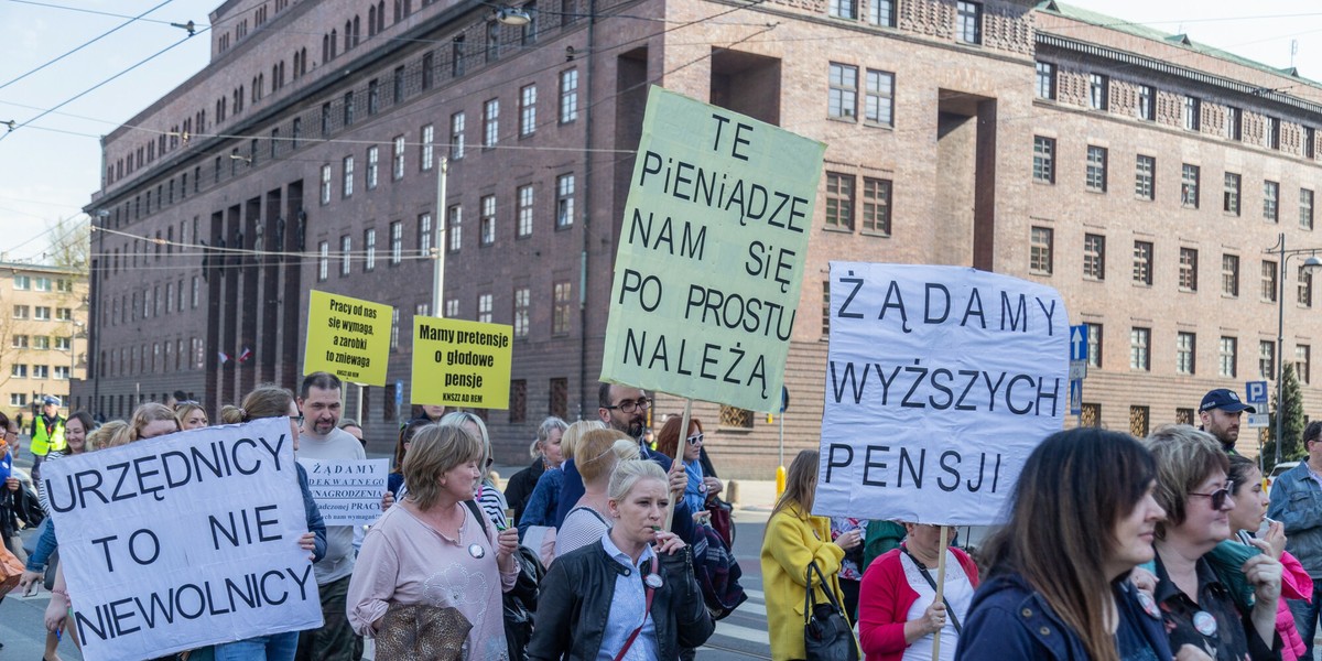 Związkowcy z OPZZ nie godzą się na zamrożenie pensji w budżetówce. Bez podwyżek zostaliby m.in. urzędnicy, pracownicy sądów, prokuratur, pielęgniarki czy nauczyciele.