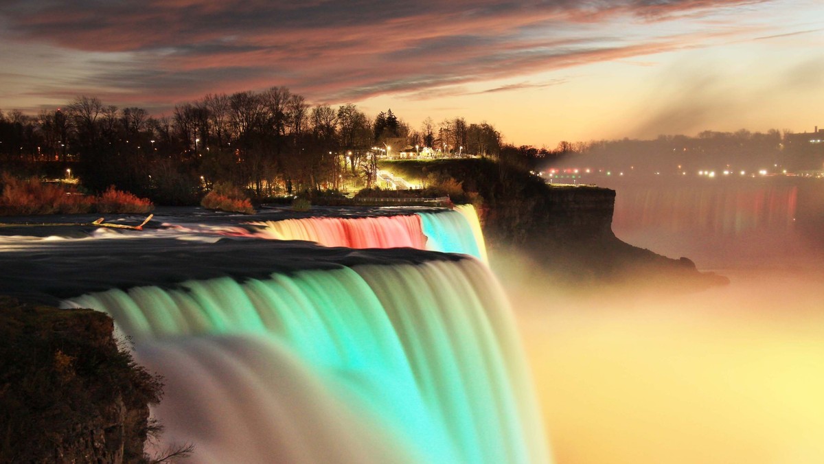 Wodospad Niagara to jeden z najpopularniejszych wodospadów na świecie. Codziennie przyciąga tysiące turystów. Dzięki nowemu oświetleniu prezentuje się jeszcze lepiej.