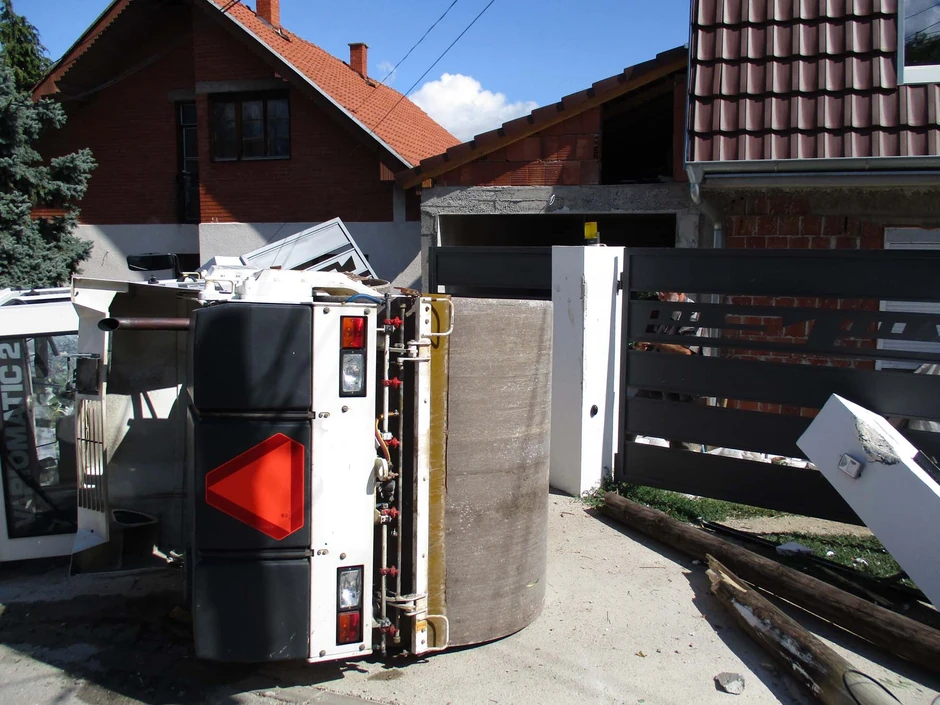 Valjak uništio tri električne kapije na ogradi