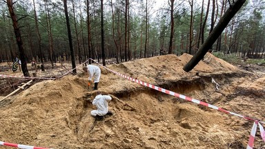 Dowody zbrodni pod Iziumem? Ekshumacja masowych grobów