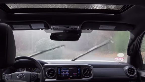 Problém so šmuhami na čelnom skle môžete rýchlo vyriešiť. 