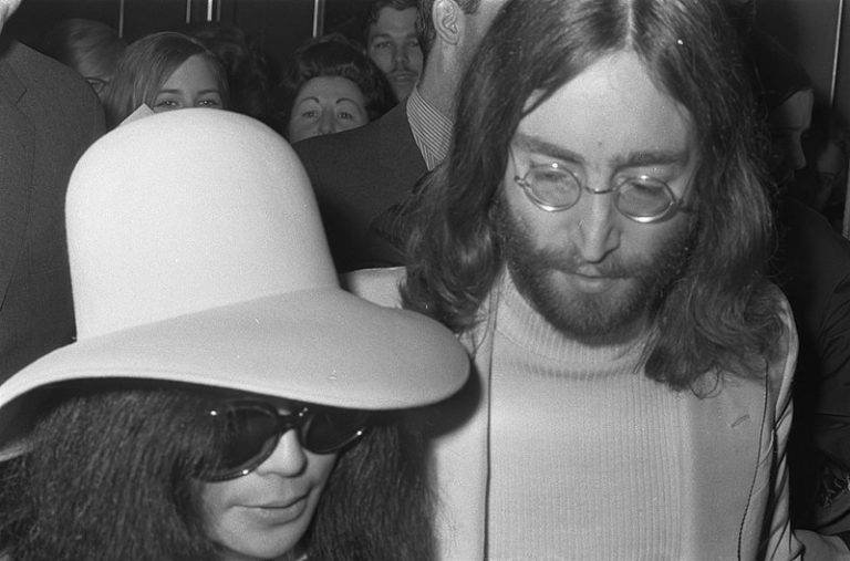 Gdziekolwiek pojawiał się Lennon, czekał na niego tłum fanów. Feralnego dnia czaił się wśród nich morderca