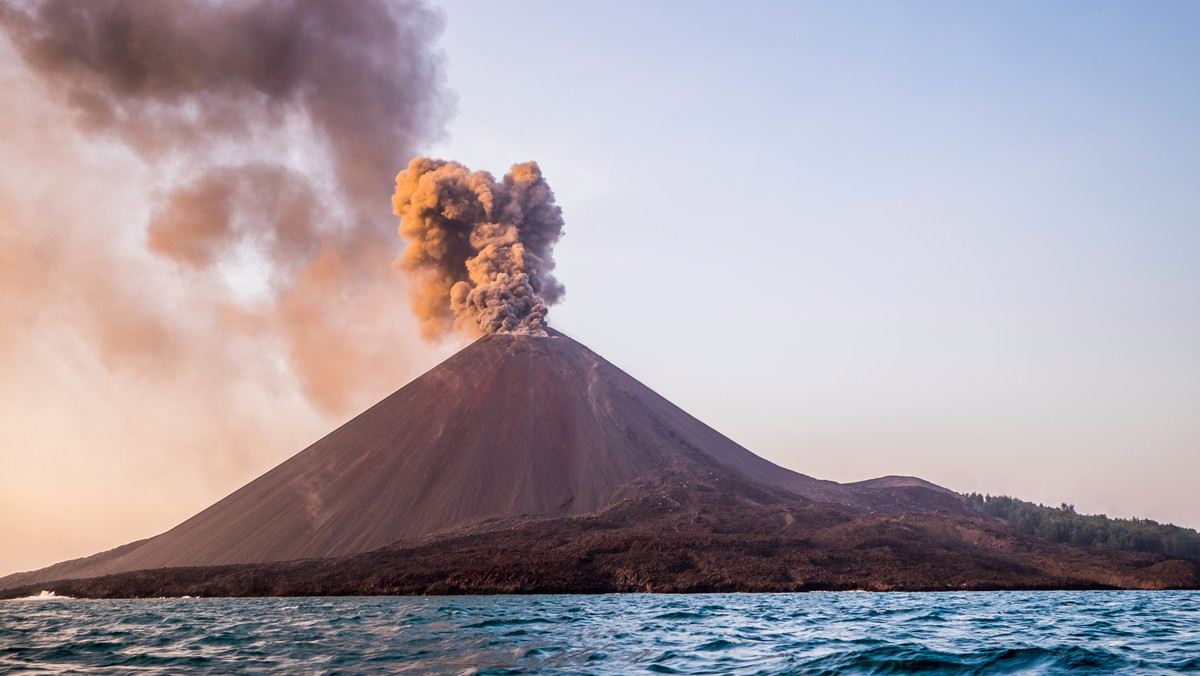 Władze indonezyjskie zmieniły w czwartek trasy lotów samolotów w rejonie wulkanu Anak Krakatau, którego erupcja wciąż trwa. Wprowadzono strefę zamkniętą o promieniu 5 km od krateru i podwyższono poziom alertu do czerwonego.