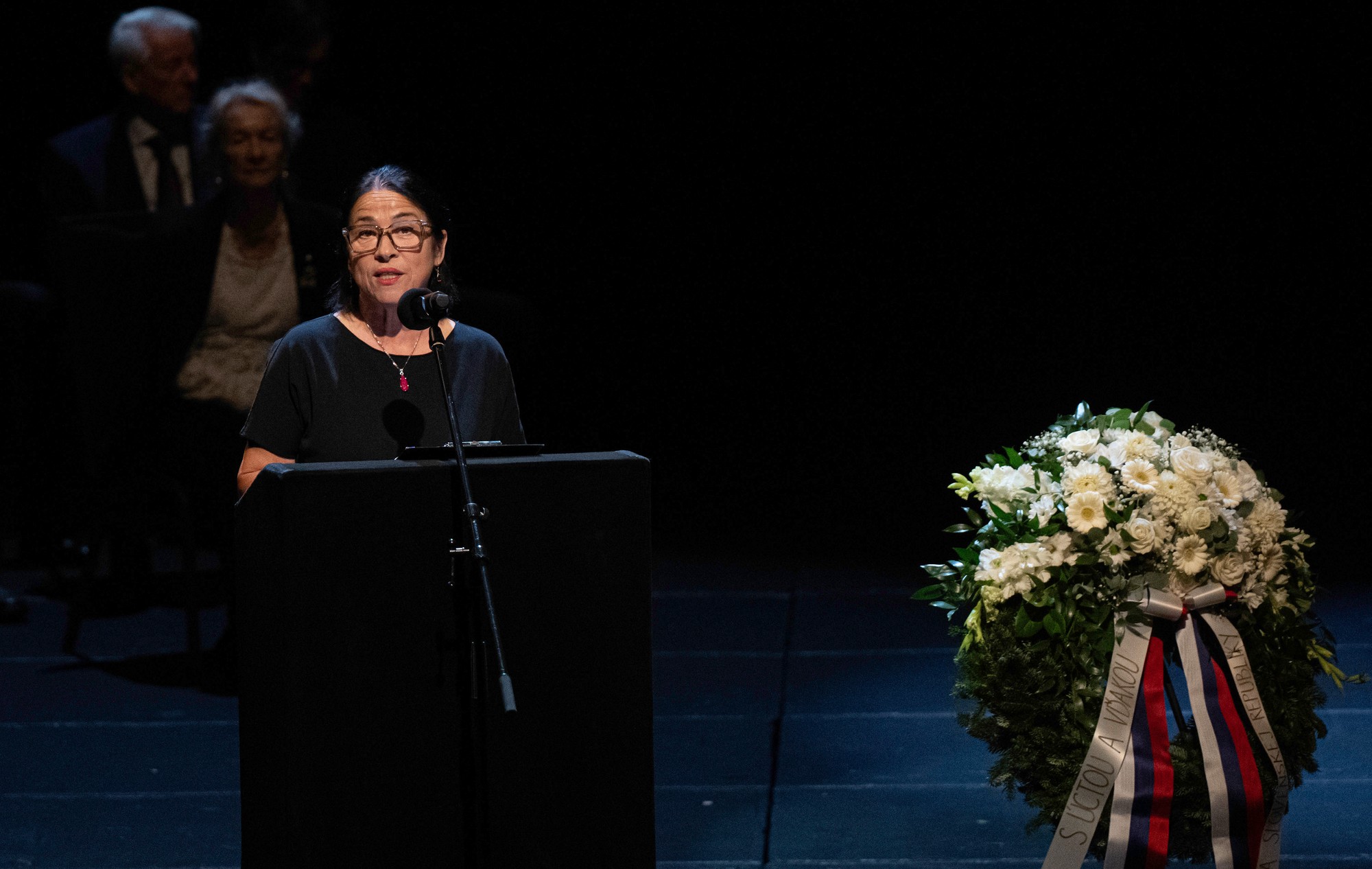 Posledná rozlúčka s hercom Oldom Hlaváčkom - dramaturgička Činohry SND Darina Abrahámová počas smútočného príhovoru.