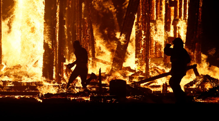 Tűzbe vetette magát egy férfi a fesztiválon / Fotó: Reuters